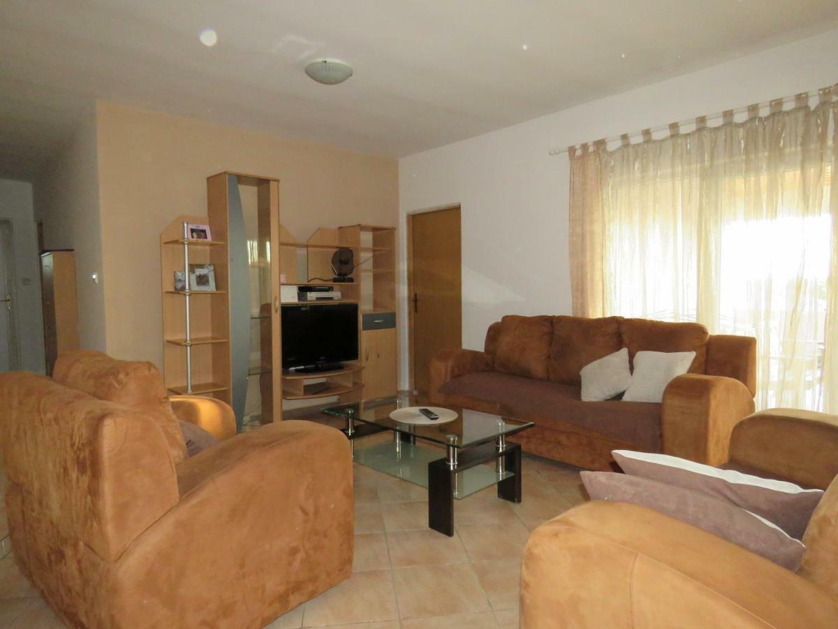 Guesthouse Dila Galovac  Ngoại thất bức ảnh